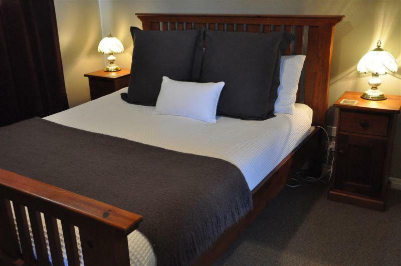 Blue Thistle Cottages Te Anau Ngoại thất bức ảnh
